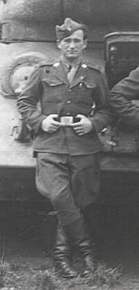  Jiří Pavlič na výřezu ze skupinové fotografie u T-34/85 v Dolních Měcholupech krátce po válce 