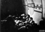 Civilisté v metru na Piccadilly Circus